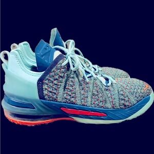 LeBron’s 7Y sneakers